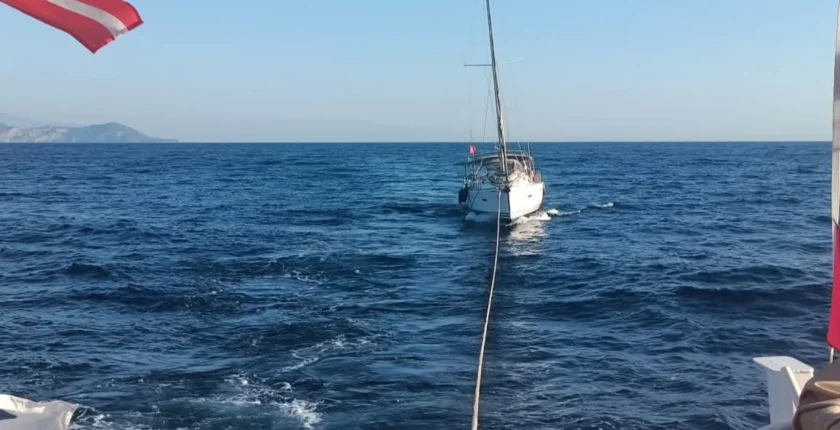 Fethiye açıklarında sürüklenen teknedeki 5 kişi kurtarıldı