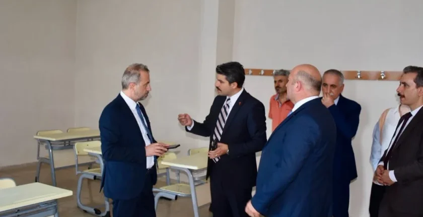 Hopa Kaymakamı Karakaya, okullarda incelemelerde bulundu