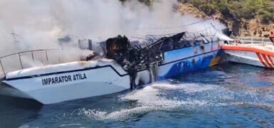 Fethiye’de gezinti teknesinde yangın! 115 kişi tahliye edildi