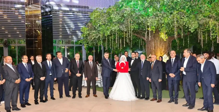 İçişleri Bakanı Mustafa Çiftçi’den genç çifte “3 Çocuk” mesajı