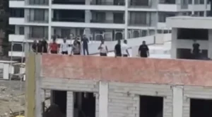 İskenderun’da işçiler çatıya çıktı