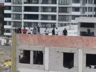 İskenderun’da işçiler çatıya çıktı
