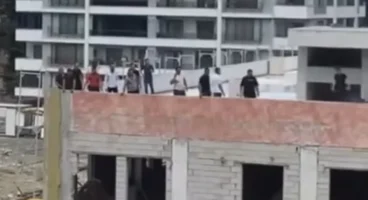 İskenderun’da işçiler çatıya çıktı