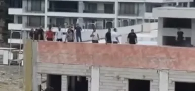 İskenderun’da işçiler çatıya çıktı