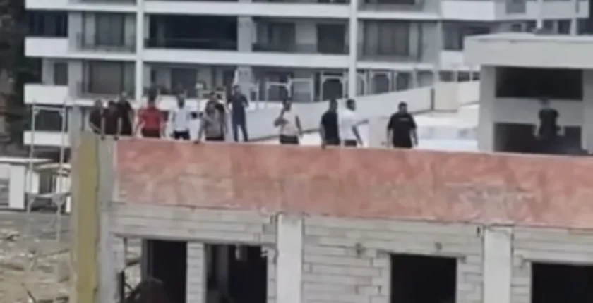 İskenderun’da işçiler çatıya çıktı