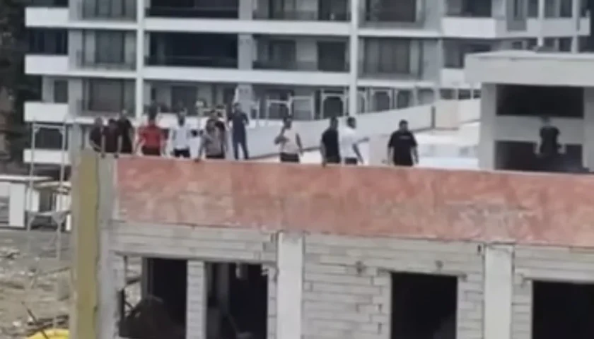 İskenderun’da işçiler çatıya çıktı
