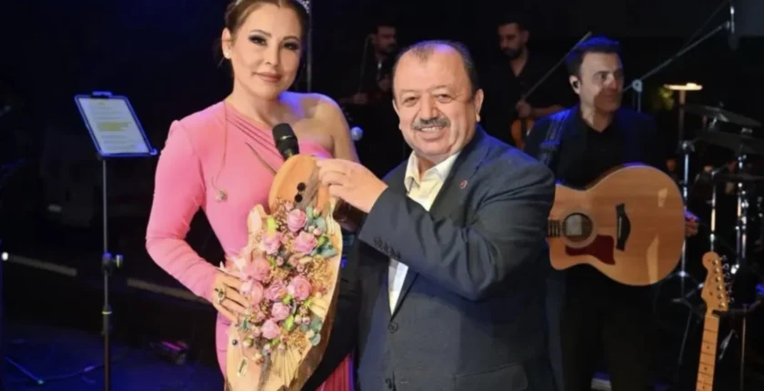 Isparta’da 30 Ağustos coşkusu: Binlerce kişi Funda Arar konserinde buluştu Isparta’da 30 Ağustos coşkusu: Binlerce kişi Funda Arar konserinde buluştu