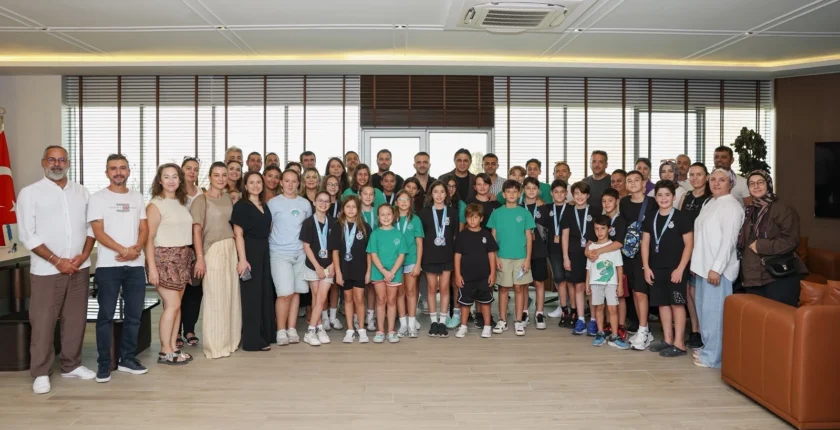 İzmir Aliağalı genç yüzücüler Başkan Acar'la buluştu
