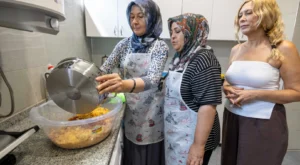 İzmir’de Dayanışma Mutfağı anneleri bir araya getiriyor