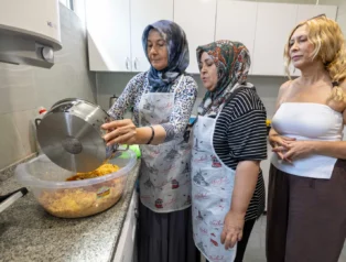 İzmir’de Dayanışma Mutfağı anneleri bir araya getiriyor