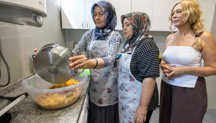 İzmir’de Dayanışma Mutfağı anneleri bir araya getiriyor