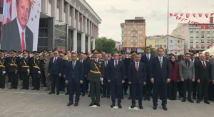 Kars’ta 30 Ağustos Zafer Bayramı Kutlamaları Hava Muhalefeti Engeline Takıldı Kars’ta 30 Ağustos Zafer Bayramı Kutlamaları Hava Muhalefeti Engeline Takıldı