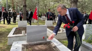 Kars’ta 30 Ağustos Zafer Bayramı Kutlamaları Şehitlik Töreniyle Devam Etti