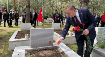 Kars’ta 30 Ağustos Zafer Bayramı Kutlamaları Şehitlik Töreniyle Devam Etti
