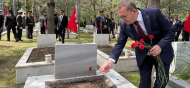 Kars’ta 30 Ağustos Zafer Bayramı Kutlamaları Şehitlik Töreniyle Devam Etti