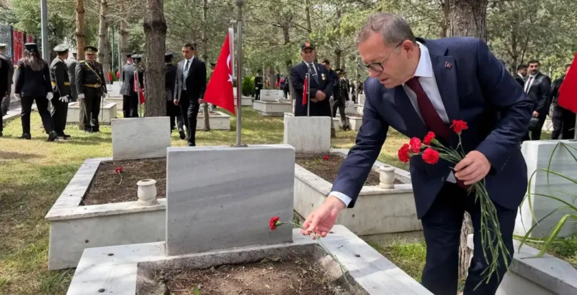 Kars’ta 30 Ağustos Zafer Bayramı Kutlamaları Şehitlik Töreniyle Devam Etti