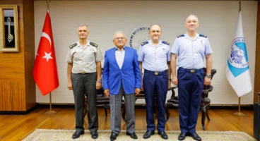 Memduh Büyükkılıç'a komutanlardan veda ziyareti