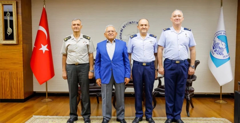 Memduh Büyükkılıç'a komutanlardan veda ziyareti