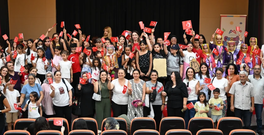 Mersin'de çocuklar Büyük Zafer’i sanatla kutladı