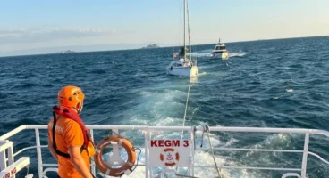 Moda açıklarında sürüklenen tekne kurtarıldı