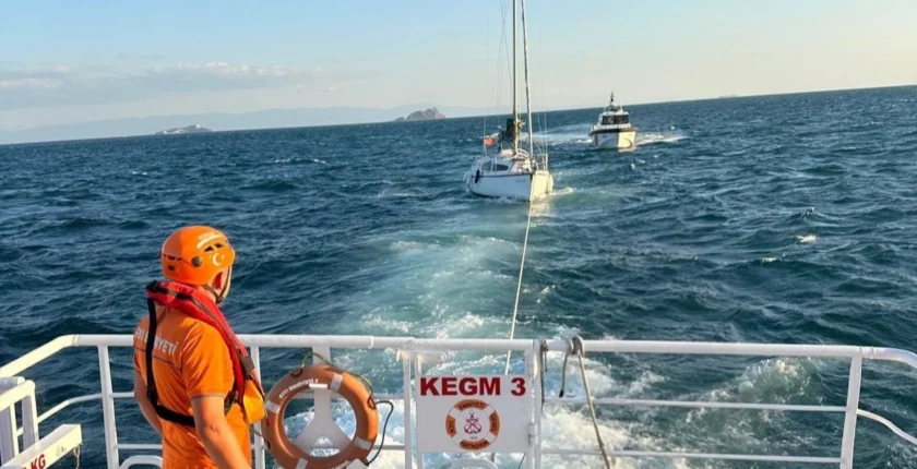 Moda açıklarında sürüklenen tekne kurtarıldı