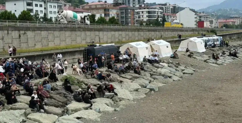 Rize Çayeli’nde denizde kaybolan 10 yaşındaki çocuk için arama çalışmaları sürüyor