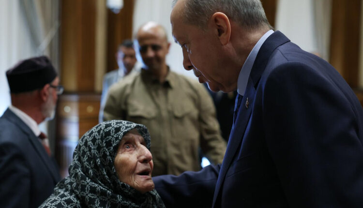 Cumhurbaşkanı Erdoğan şehit yakınları ve gazileri ağırladı