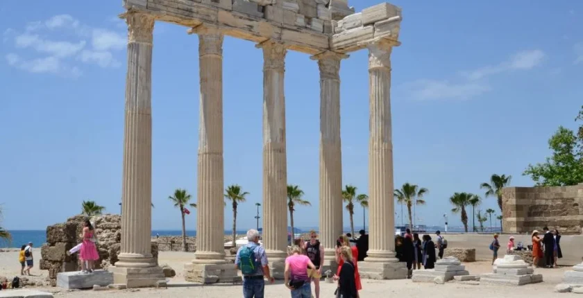 Side’de Herakles Kapısı gün yüzüne çıkarıldı