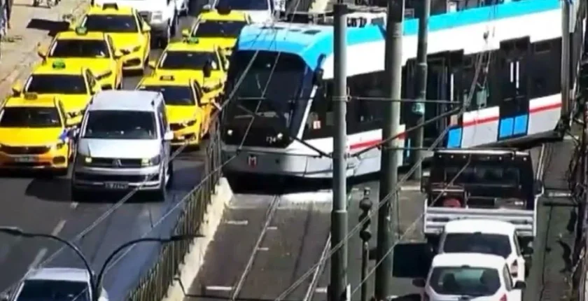 T1 Kabataş-Bağcılar hattında tramvay raydan çıktı