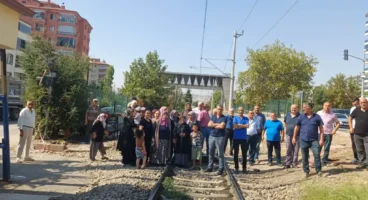 Tren yolunda mahallenin eylemi