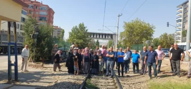Tren yolunda mahallenin eylemi