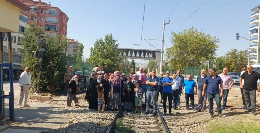 Tren yolunda mahallenin eylemi