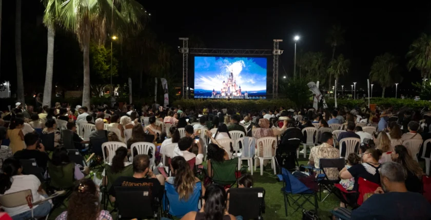 Yukarı Bak filmiyle sahilde sinema keyfi