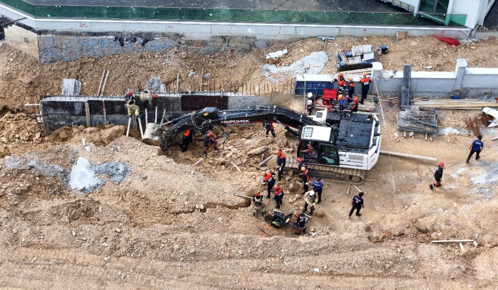 Başakşehir'de inşaat alanında göçük: 2 işçi kurtarıldı, 1 işçi aranıyor