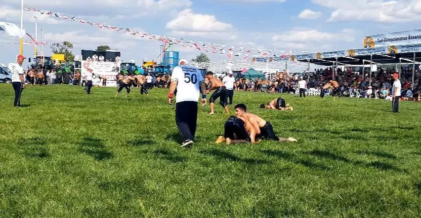 İpsala’da Yağlı Güreş Heyecanı: Başpehlivan Erkan Taş Oldu
