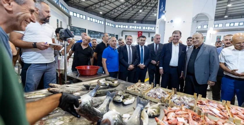 İzmir’de Balıkçılar Yeni Av Sezonu İçin Denize Açıldı İzmir’de Balıkçılar Yeni Av Sezonu İçin Denize Açıldı