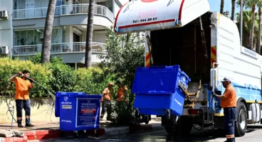 Muratpaşa’da Konteynerler Yaz Sıcaklarına Karşı Düzenli Temizleniyor