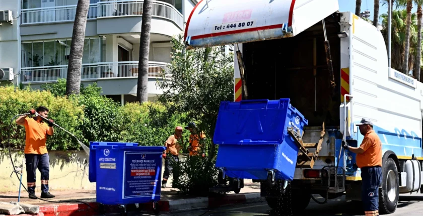 Muratpaşa’da Konteynerler Yaz Sıcaklarına Karşı Düzenli Temizleniyor
