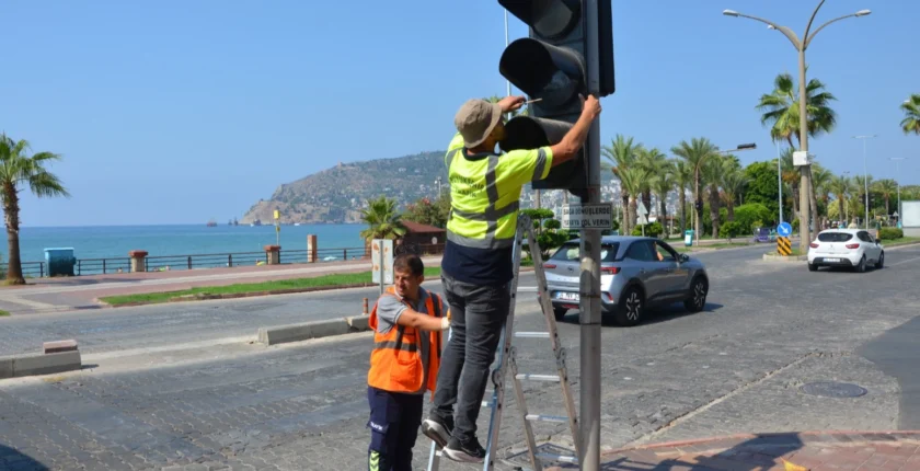 Antalya’da Okul Çevrelerinde Trafik Güvenliği İçin Bakım Çalışması Başlatıldı
