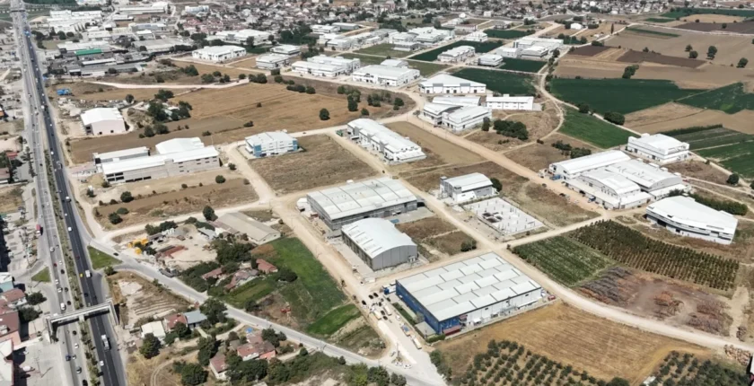 İnegöl’de Sanayi Bölgesindeki Yollarda Sathi Kaplama Çalışması Başladı