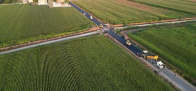 Şanlıurfa Eyyübiye’de Kırsal Mahalleleri Birleştiren Yola Sıcak Asfalt