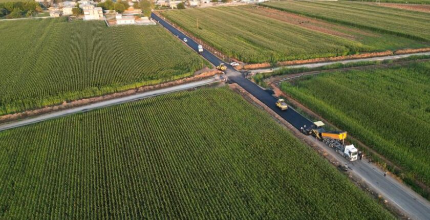 Şanlıurfa Eyyübiye’de Kırsal Mahalleleri Birleştiren Yola Sıcak Asfalt