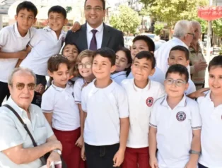 Balçova'da öğrencilere okul kıyafeti, çanta ve ayakkabı desteği