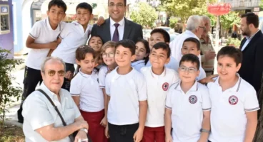 Balçova'da öğrencilere okul kıyafeti, çanta ve ayakkabı desteği