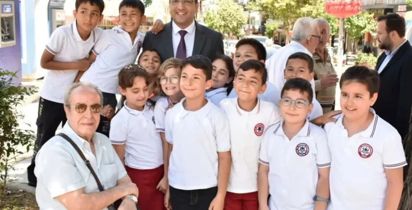 Balçova'da öğrencilere okul kıyafeti, çanta ve ayakkabı desteği Balçova'da öğrencilere okul kıyafeti, çanta ve ayakkabı desteği