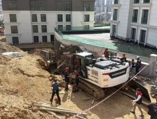 Başakşehir'de inşaat alanında göçük: 2 işçi kurtarıldı, 1 işçi aranıyor