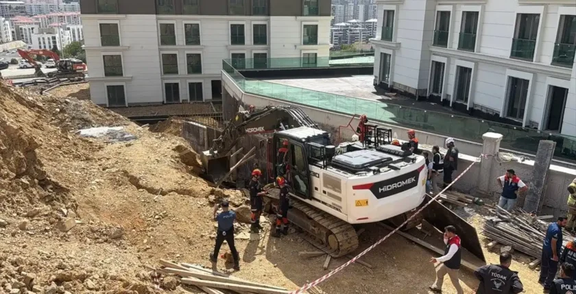 Başakşehir'de inşaat alanında göçük: 2 işçi kurtarıldı, 1 işçi aranıyor