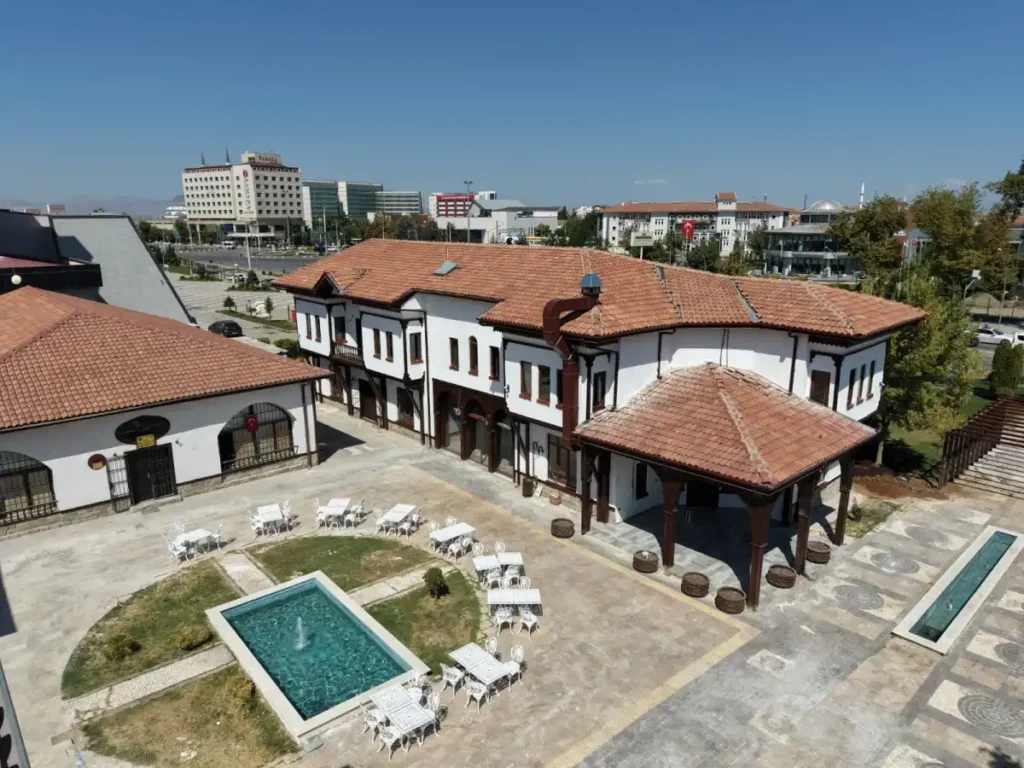 Başkan Er: “Kerpiç Evler, nezih bir buluşma noktası olacak”