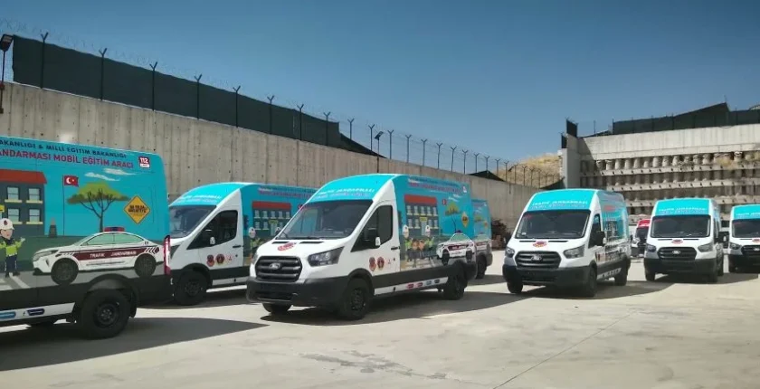 Jandarmadan çocuklara trafik eğitimi