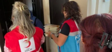 Kızılay Kars Aşevi sıcak yemek dağıtımına başladı
